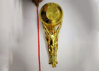 Tazza su ordinazione del trofeo placcata oro brillante con la statua che tiene la progettazione della palla