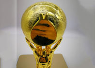 Tazza su ordinazione del trofeo placcata oro brillante con la statua che tiene la progettazione della palla
