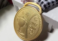 Spessore su ordinazione delle medaglie 4mm di sport del primo metallo del posto con il modello della tazza del trofeo