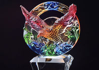 Trofei e premi bassi di cristallo con la glassa colorata Eagle sulla cima