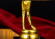 Figura astratta tazza di plastica di golf del trofeo dell'oro di progettazione per il torneo di golf