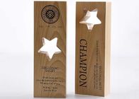 Incisione della tazza del trofeo/premi su ordinazione di legno di progettazione della stella logo di Lasing per il personale