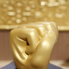 Decorazione dorata dell'ufficio della tazza del trofeo della resina del pugno 9cm del premio dell'incontro di pugilato