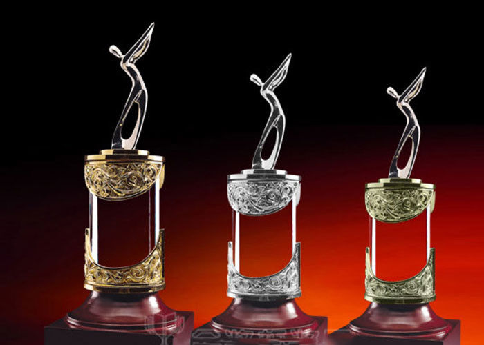 Il campione lordo/in secondo luogo/terzo ricompensa i trofei del golf della tazza per i giocatori di golf di talento