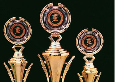 Lo sportivo che assegna il premio di plastica foggia a coppa i trofei, trofeo della tazza di sport placcato oro