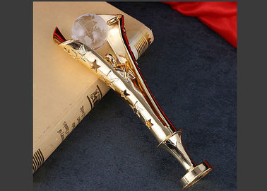 Globo di cristallo che scava fuori i premi su ordinazione del trofeo che lucidano superficie con il contenitore di regalo