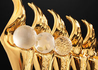 La tazza su ordine/premio del trofeo della resina foggia a coppa i trofei con sfera di cristallo