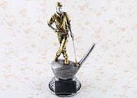 Britannici aprono il trofeo della palla da golf di campionato con le figurine del golf del metallo