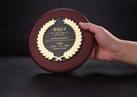 Il premio rotondo foggia a coppa i trofei, logo inciso 3d della tazza del trofeo personale legno della noce